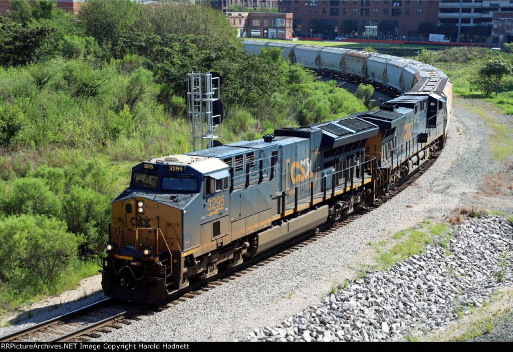 CSX 3295 leads train L619-05 past the signal at Raleigh tower